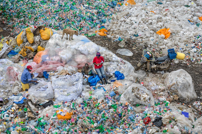 Deposito di spazzatura di plastica, Nairobi, Kenya 