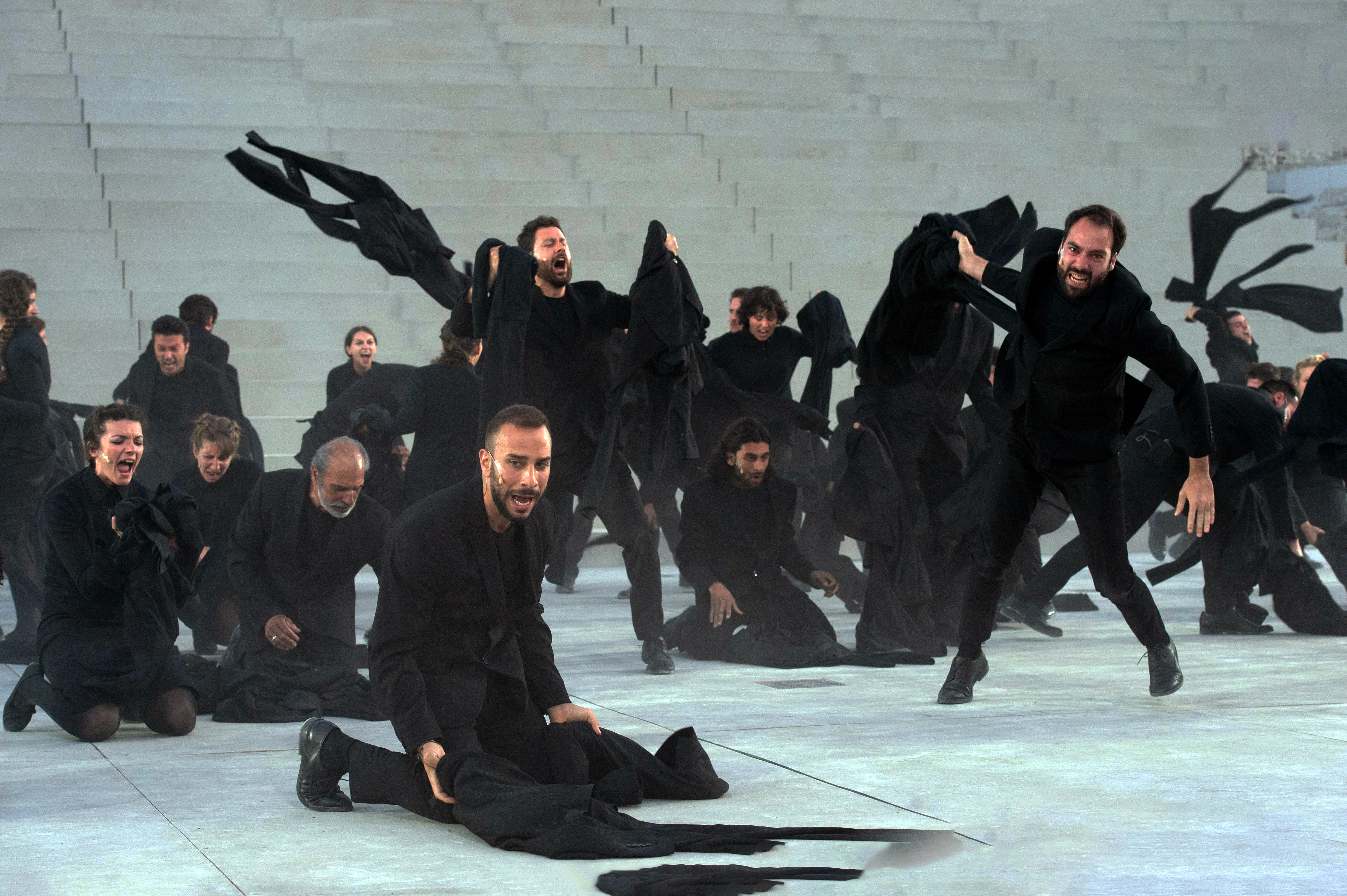 Il coro dei Tebani in Edipo Re, Teatro greco di Siracusa 2022, @Le Pera