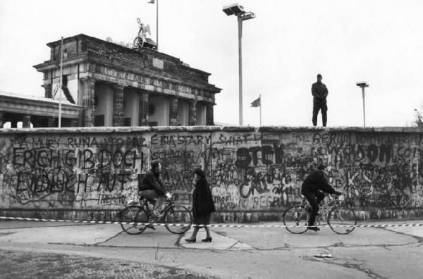 Muro di Berlino con sentinella