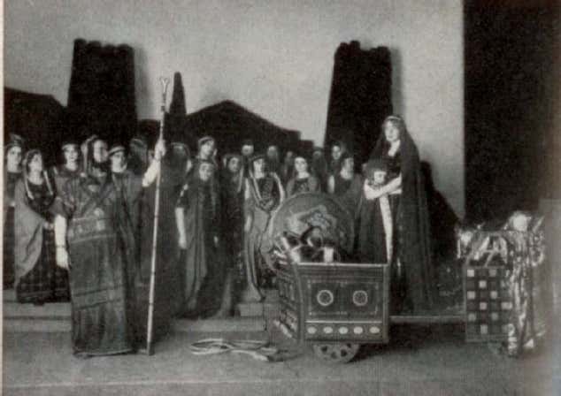oto di scena della tragedia  Die Troerinnen des Euripides di Franz Werfel.1916. Lessing Theater, Berlin.