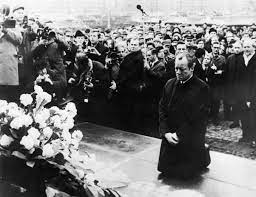Willy Brandt che si inginocchia a  Varsavia