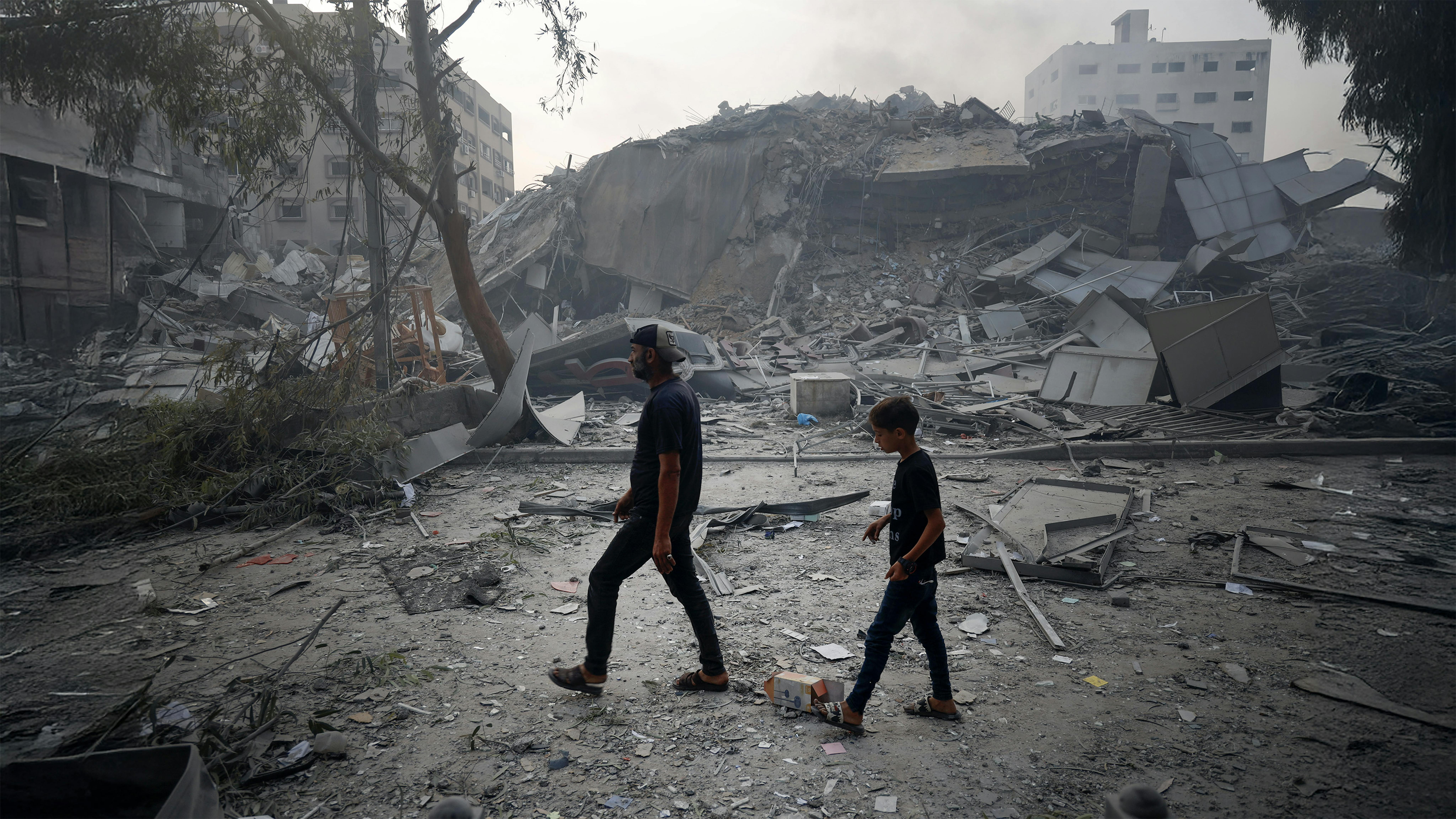 Palestinesi sulle macerie di Gaza, Fonte Unicef